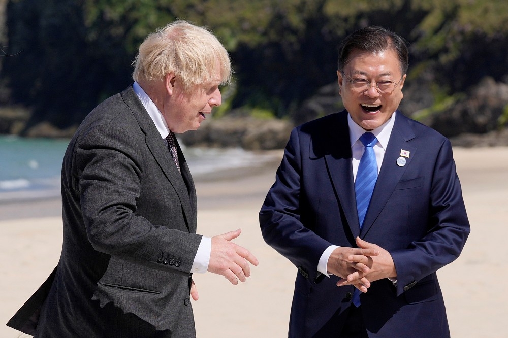 韓國總統文在寅原本到英國參加G7想順道與日本首相菅義偉會談，但最後一刻告吹。（湯森路透）