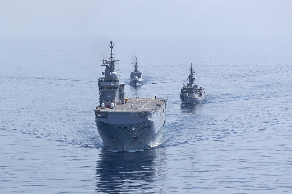 澳洲海軍安薩克級護衛艦「巴拉馬塔號」與法國海軍航行南海。（翻攝自澳洲國防部臉書）