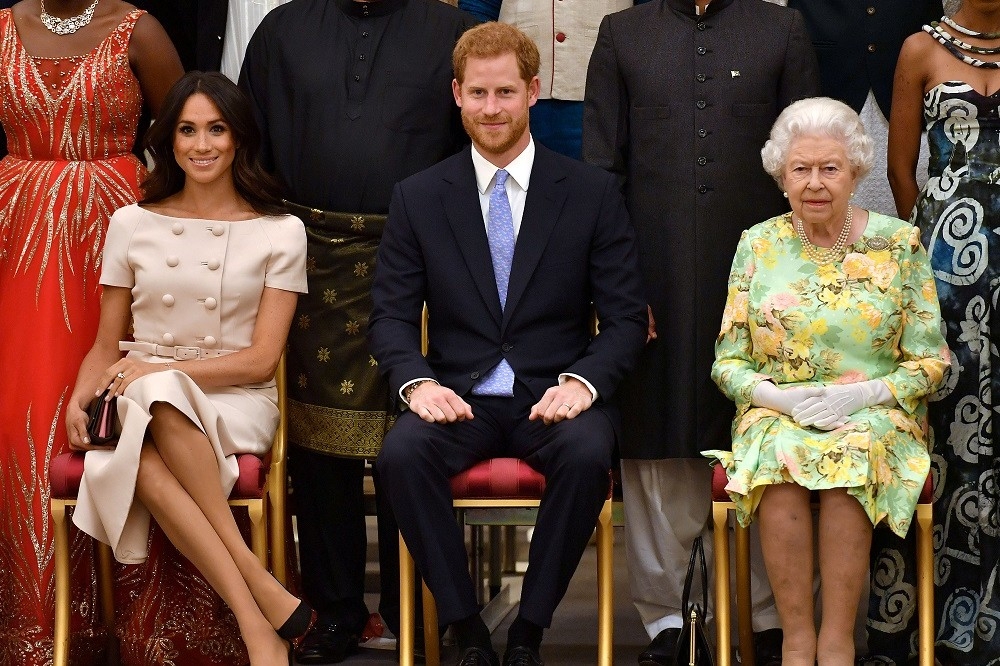 梅根（左起）與哈利王子自出走皇室後的爭議言論，似乎讓英國女王再也受不了。（湯森路透）