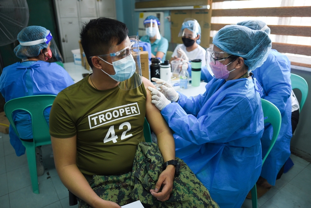 菲律賓民眾進行新冠疫苗接種。（湯森路透）