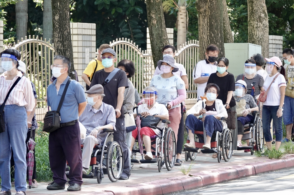 全台15日開放85歲長者施打疫苗，台北市長柯文哲仍強調「預約制」好處多，但仍呼籲民眾勿提早到，也不須好幾個家人陪同。（王侑聖攝）