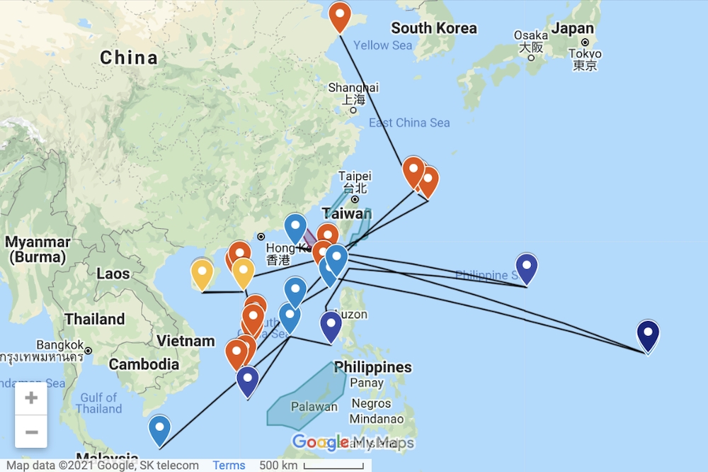美國《富比世》軍事記者艾克薩繪製美國羅斯福號與中國遼寧號在4、5月派遣南海的航線圖。（擷取自Google地圖）
