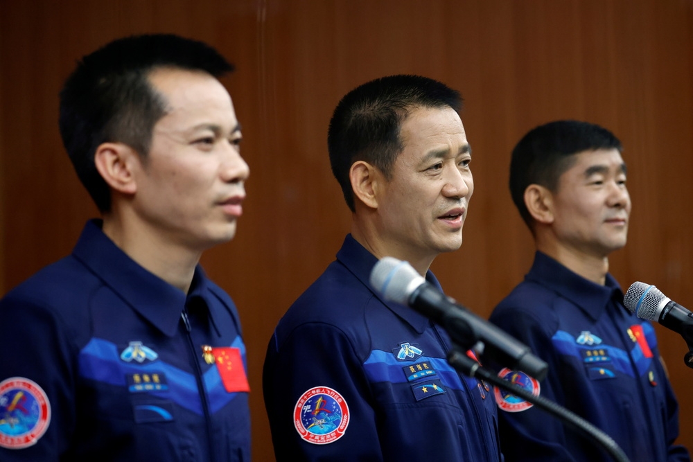 神舟十二号首批太空人亮相（由左至右），分别是汤洪波、聂海胜和刘伯明。（汤森路透）(photo:UpMedia)