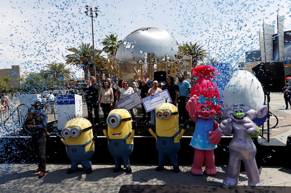 加州州长纽森15日在环球影城与民众庆祝解封。（汤森路透）(photo:UpMedia)