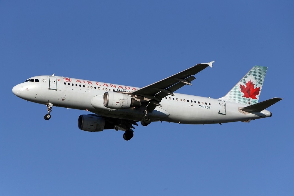 加拿大航空現役的A320客機，準備降落溫哥華機場。（湯森路透）