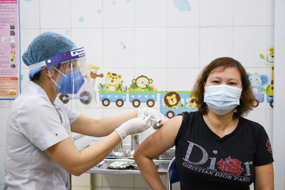 越南民眾進行新冠疫苗接種。（湯森路透）