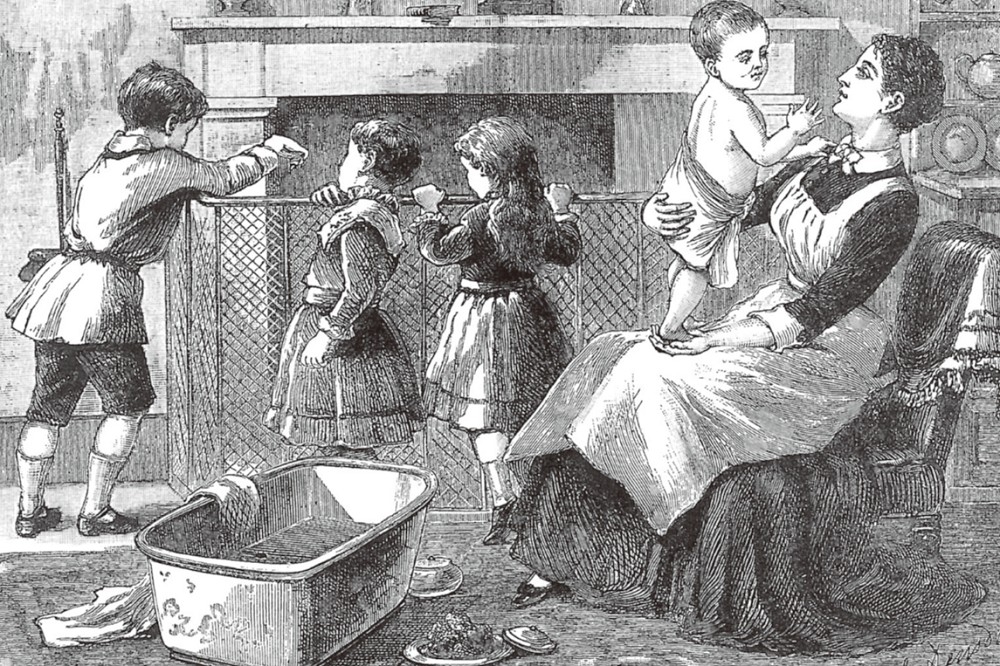  暖爐旁給嬰兒洗澡的育兒兼家庭教師。《The Girl's Own Paper》1885 年10 月3 日刊載。（創意市集提供）
