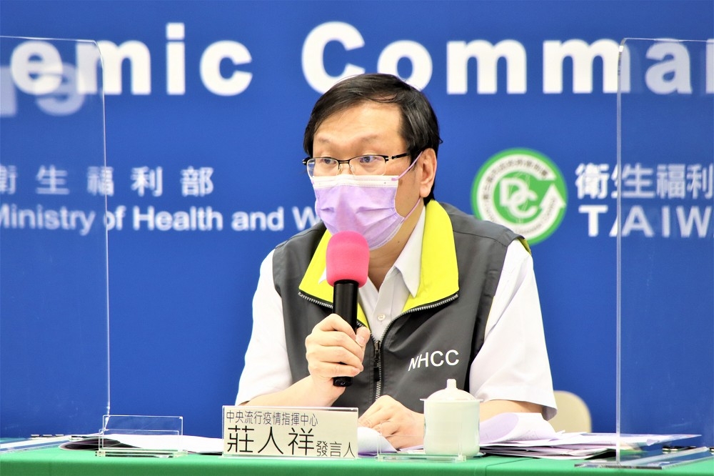 疫情指揮中心發言人莊人祥17日公開說明國產疫苗「免疫橋接」的國際認證疑問。（指揮中心提供）
