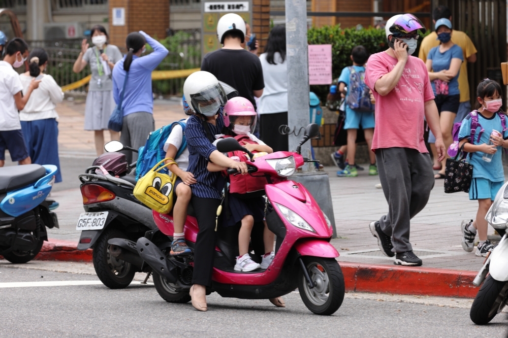 孩童家庭防疫補貼18日起開放ATM申領。（資料照片／陳愷巨攝）