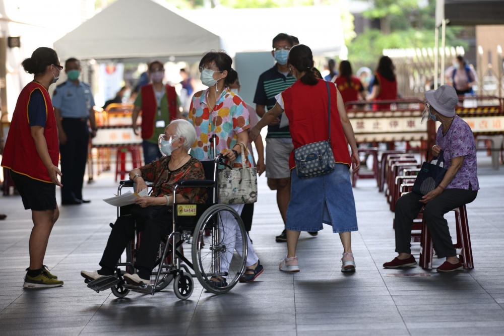 台北網球中心（三軍總醫院）18日上午排隊打疫苗的長者不多。（陳愷巨攝）