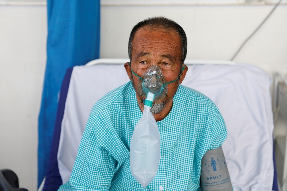 阿富汗疫情嚴峻，一名患者在醫院接受治療。（湯森路透）