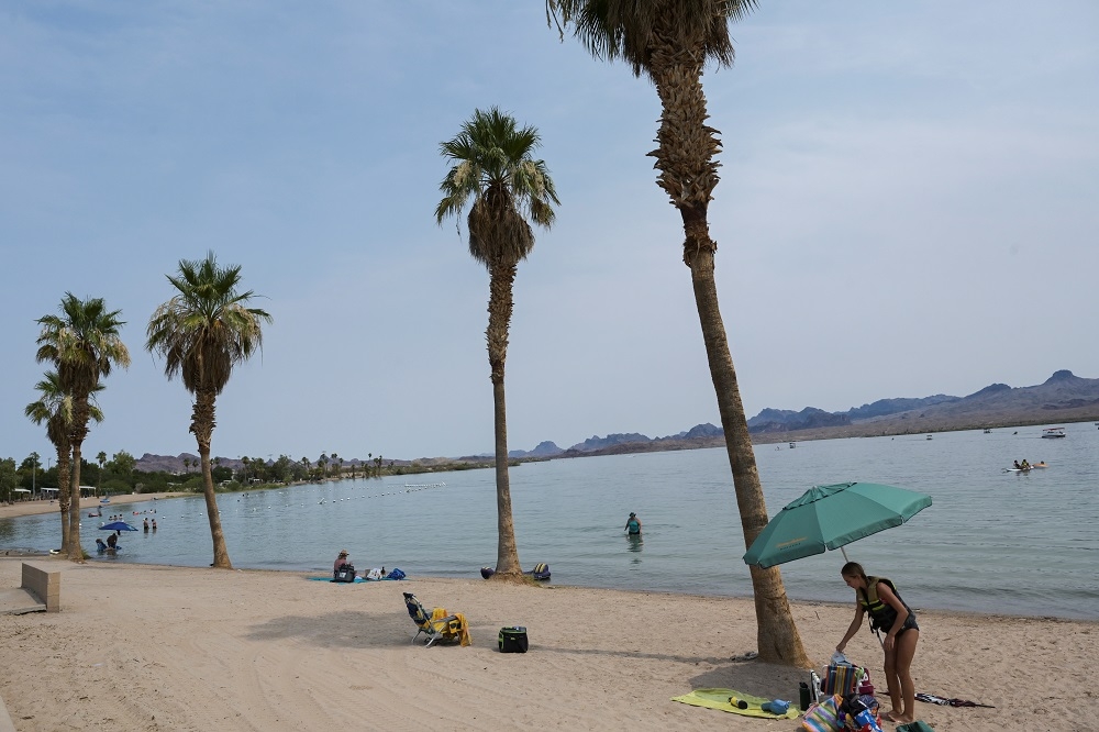民眾前往亞利桑那州哈瓦蘇湖湖畔消暑。（湯森路透）