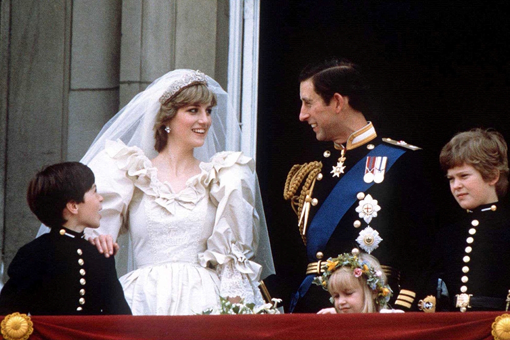 1981年查爾斯王子與黛安娜王妃舉行的婚禮受到全球矚目，黛妃的夢幻婚紗背後藏有不少故事。（湯森路透）