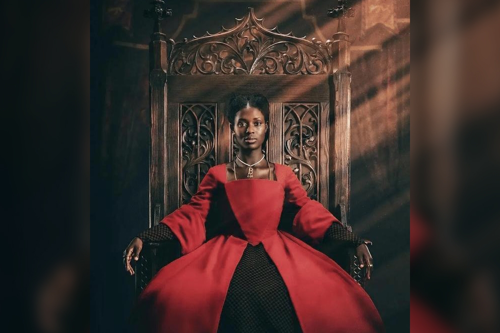 安妮博林是16世紀英格蘭王后，近來她的故事被拍成劇集，製作單位請來黑人演員扮演白人身份的這位王后，引發眾多爭議。（翻攝自劇照）
