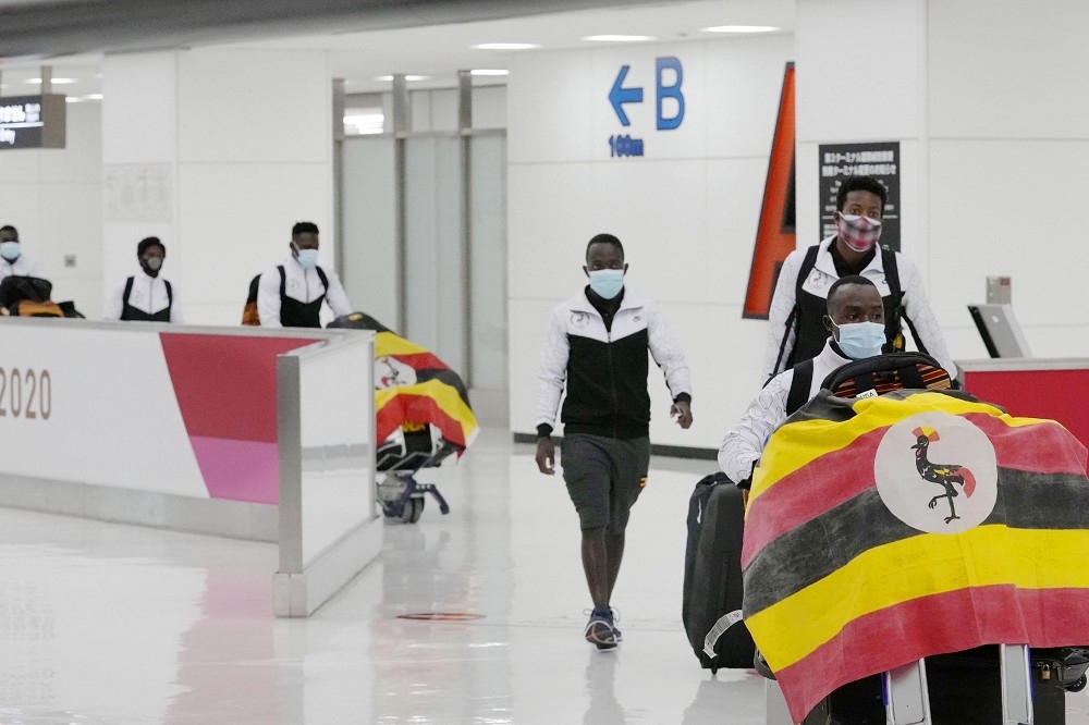 烏干達奧運代表團抵達成田機場。（湯森路透）
