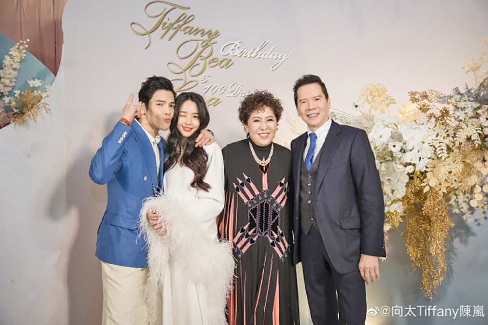 向佐（左起）娶了台灣女星郭碧婷，他們和媽媽陳嵐，爸爸向華強1月上旬在台灣為向家新誕生的孫女小奶皇舉辦百日宴，當天許多藝、名人都是座上賓。（取自陳嵐微博）