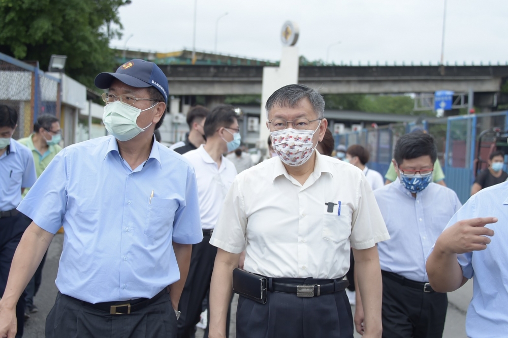 台北市長柯文哲23日一早也到北農視察替員工打氣。（台北市政府提供）