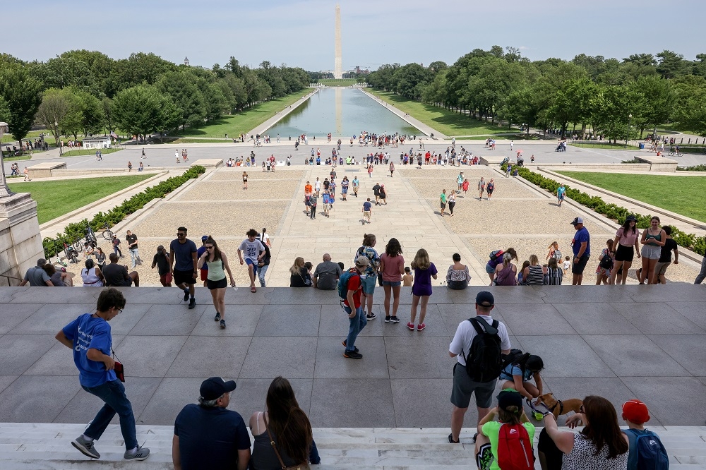 隨著逐步解封，美國林肯紀念碑迎來觀光人潮。（湯森路透）