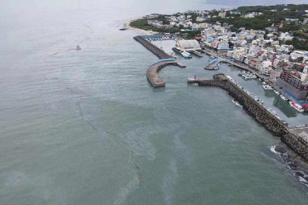 中油輸油管破裂導致小琉球沿岸油污嚴重。（取自琉球區漁會）