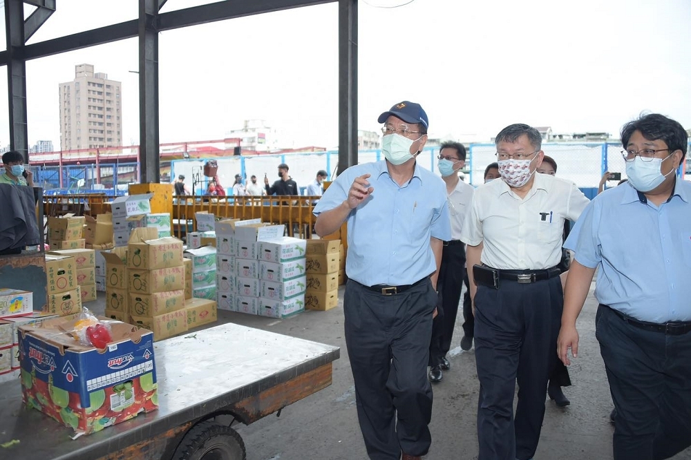 台北市長柯文哲23日赴北農視察台北第一果菜市場。（取自柯文哲臉書）