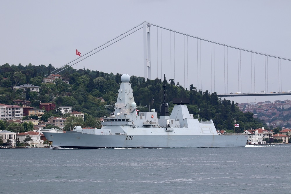 英國海軍現役的「防衛者號」驅逐艦停靠在伊斯坦堡港。（湯森路透）