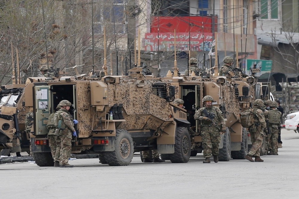 北約（NATO）士兵在鄰近喀布爾（Kabul）的攻擊地點視察。（湯森路透）