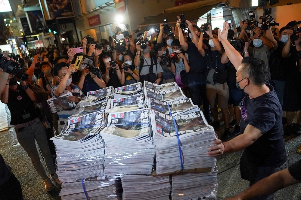 蘋果日報最後一夜，香港人百感交集，壹傳媒大樓內，竟沒有絲毫哀傷的情緒。（湯森路透）