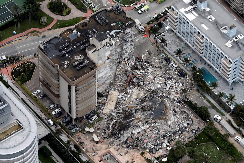 美國佛羅里達大樓坍塌現場。（湯森路透）