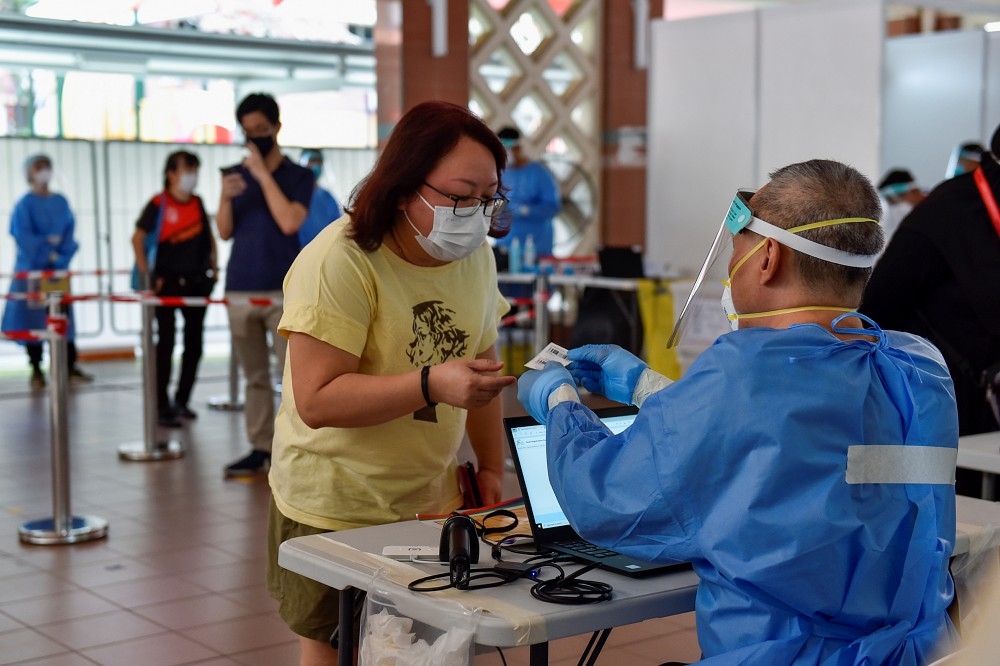 新加坡居民排隊進行SWAB檢測。（湯森路透）