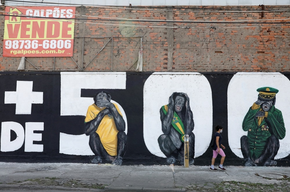 位在巴西里約街頭的塗鴉，諷刺政府對於新冠肺炎死亡人數不聞不問。（湯森路透）