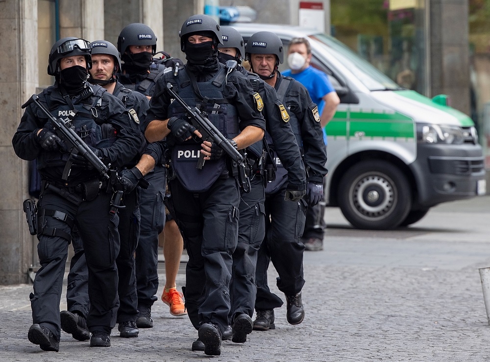 烏茲堡發生行兇砍人案件，德國警方進駐當地維持秩序。（湯森路透）