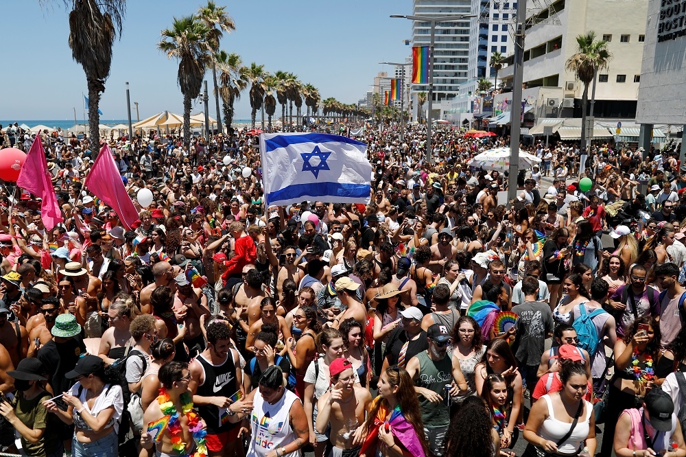 以色列首都特拉維夫民眾不畏疫情，在25日舉辦同志遊行。（湯森路透）
