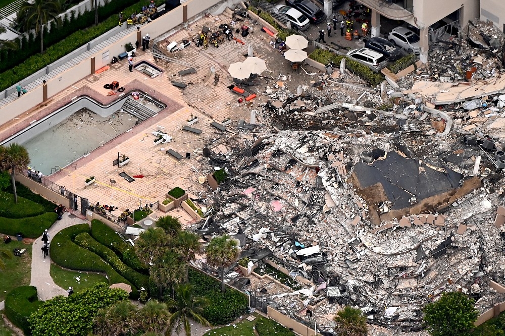 美國佛羅里達州大樓坍塌現場。（湯森路透）