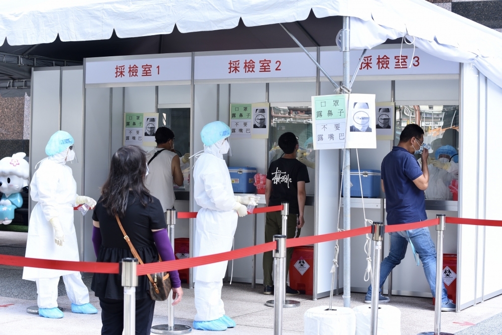 指揮官陳時中26日宣布部立醫院PCR自費採檢費用全面降價。（資料照片／張哲偉攝）