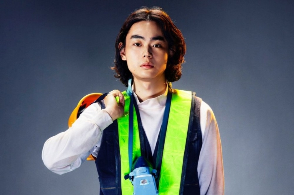 菅田將暉3年前以25歲之齡成為日本影帝，隔年受封視帝，他也是歌手，被喻為是渾然天成的新生代明星，圖為他在日劇《喜劇開場》劇照。（翻攝自cinemacafe.net)
