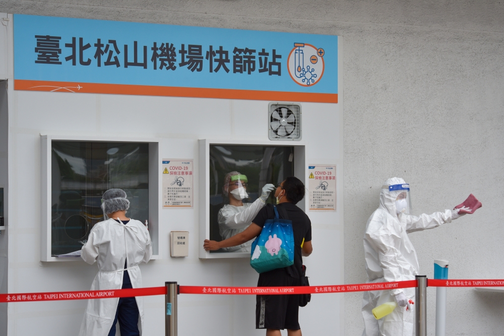 金門縣長楊鎮浯指控，台灣端機場讓一度快篩陽性旅客登機飛往金門，要求中央落實全面普篩，避免類此情事再度發生。圖為28日松機快篩站畫面。（蔣銀珊攝）