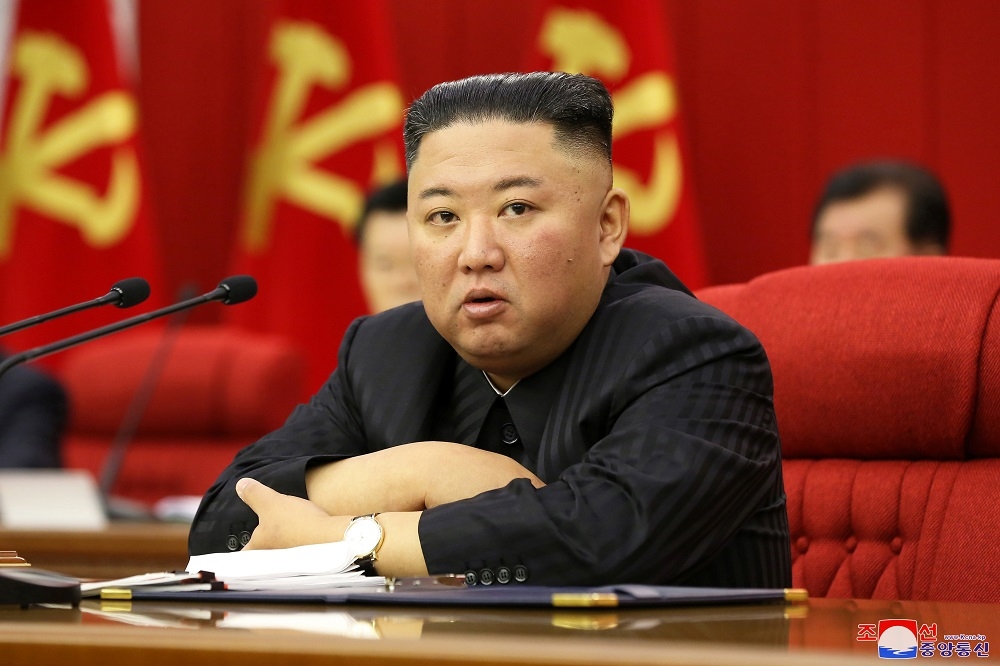 北韓領導人金正恩16日出席黨部會議，身形明顯消瘦不少，平壤居民表示「所有人都非常擔憂偉大領導人，難過地都要掉下眼淚」。（湯森路透）