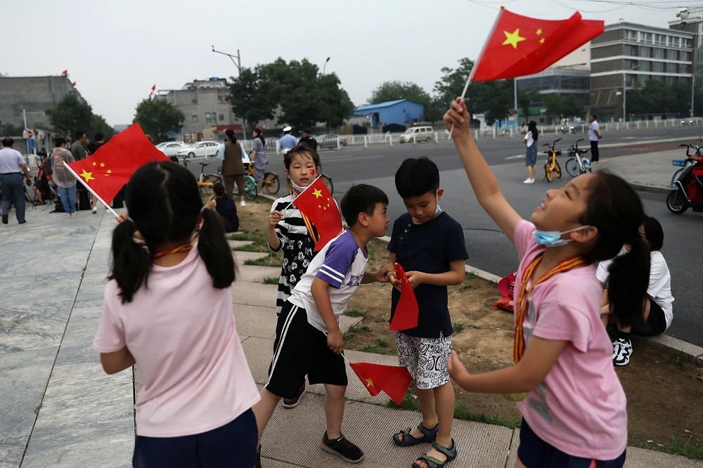 中國為應對出生率驟降和人口老齡化的壓力，審議並通過「實施一對夫妻可以生育三個子女政策及配套支援措施」，「依法組織實施三孩生育政策」。（湯森路透）