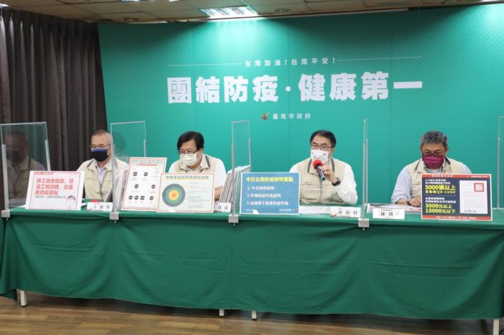 台南市長黃偉哲指出，針對安南區8名家庭群聚個案，啟動安南區2個篩檢站。希望藉擴大篩檢讓市民安心。（台南市政府提供）