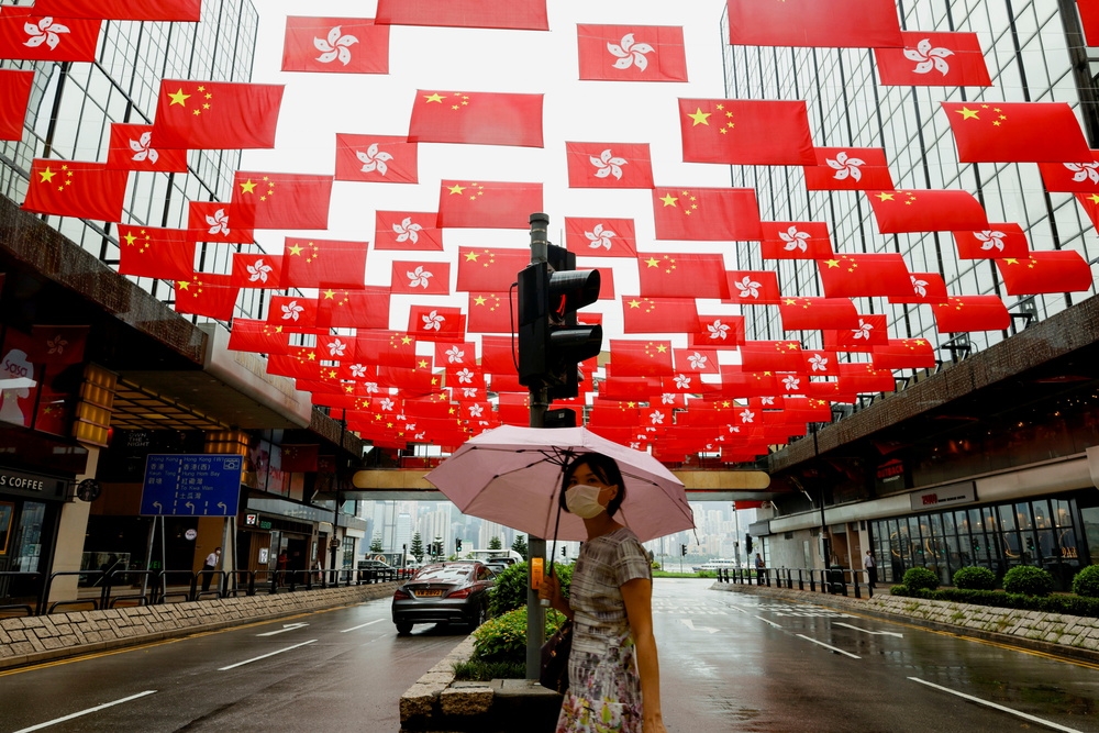 香港街頭也掛起特區旗幟與五星旗，迎接7/1回歸紀念日。（湯森路透）