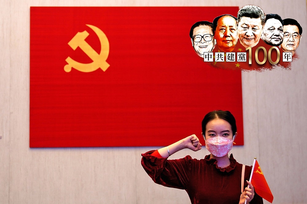 一名女性手舉黨徽，向中共建黨百年紀念日致敬。（湯森路透）