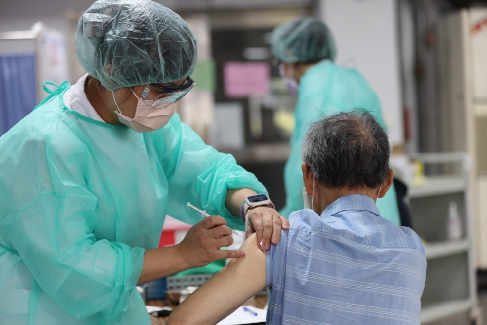 針對美國捐台莫德納疫苗，台北市長柯文哲29日宣布，72歲以上長者、55歲以上原住民，可於6月30日、7月1日起開放上網預約。（資料照片／陳愷巨攝）