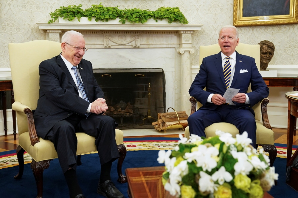以色列總統李佛林（左）訪問華府，在白宮與拜登（右）會晤。（湯森路透）