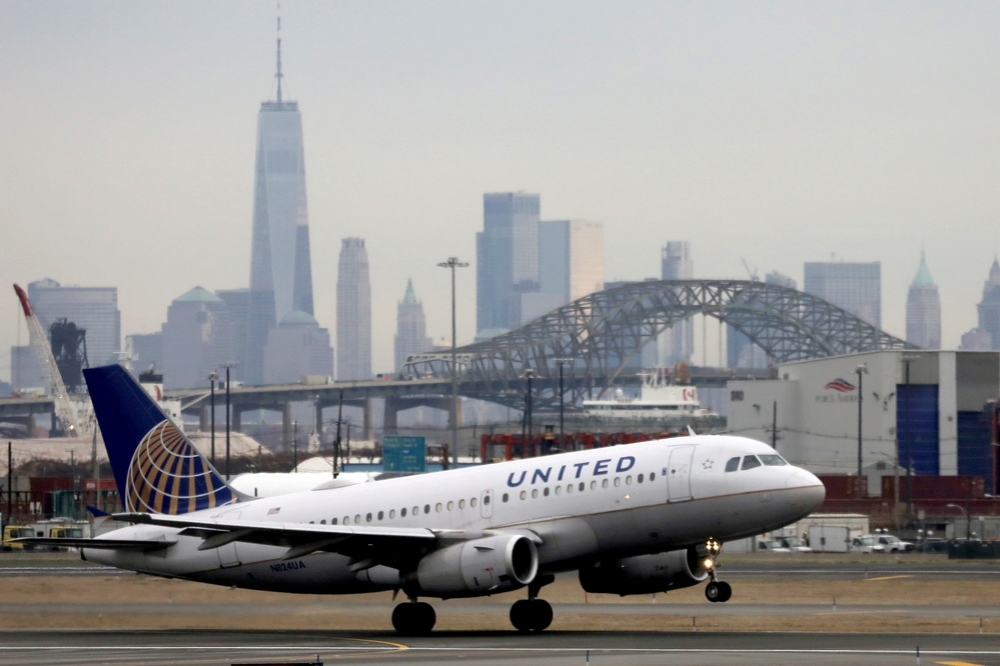 聯合航空現役客機從美國紐華克機場準備起飛。（湯森路透）