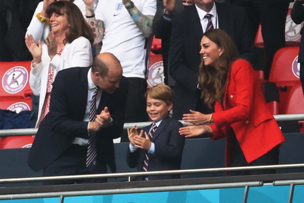 威廉王子（左）昨晚與妻子凱特及大兒子喬治到場觀賞2020歐洲國家盃的英德之戰，他將於7月1日和弟弟哈利參加母親黛安娜王妃紀念活動。（湯森路透）