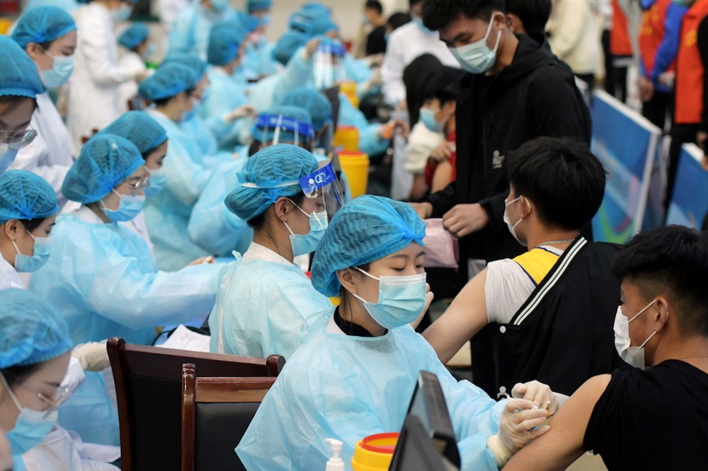 中國山東省青島大學學生接種疫苗畫面。（湯森路透）