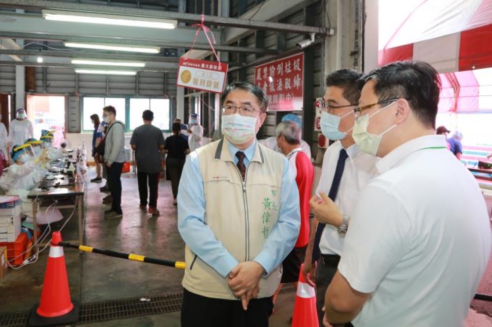 市長黃偉哲昨赴安南果菜市場視察且感謝成大醫療團隊協助快篩，為防疫共盡心力。（台南市政府提供）