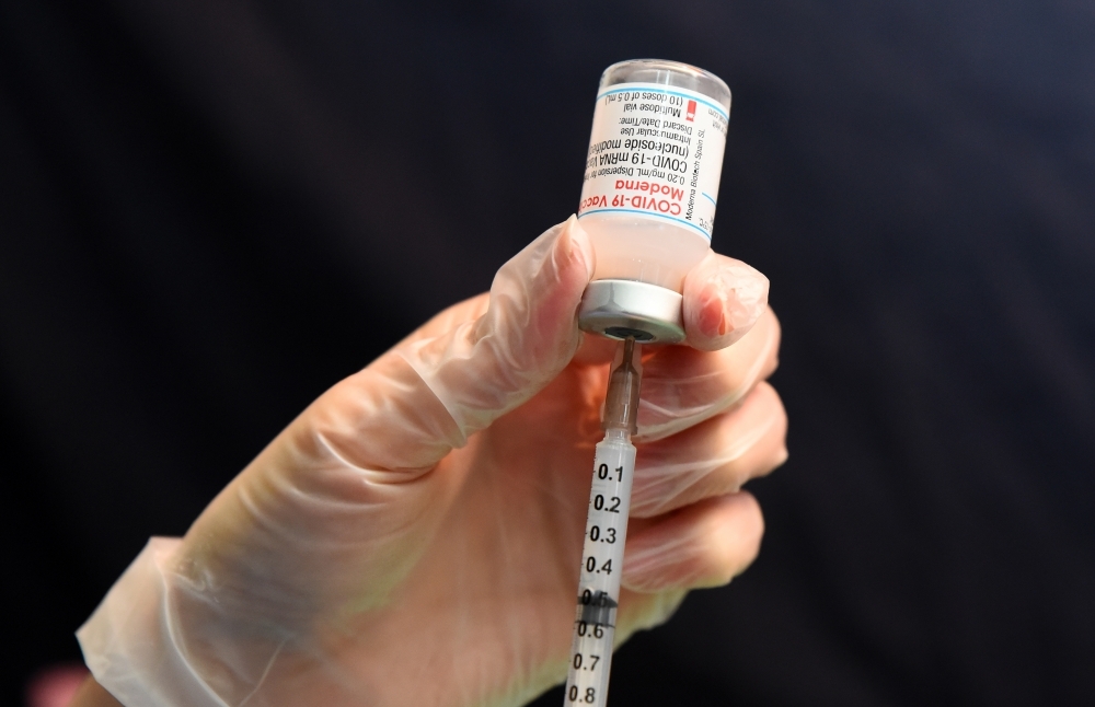 新北市莫德納疫苗網路預約系統30日首度上線，因瞬間流量超載而當機民眾抱怨連連。（資料照片／張哲偉攝）