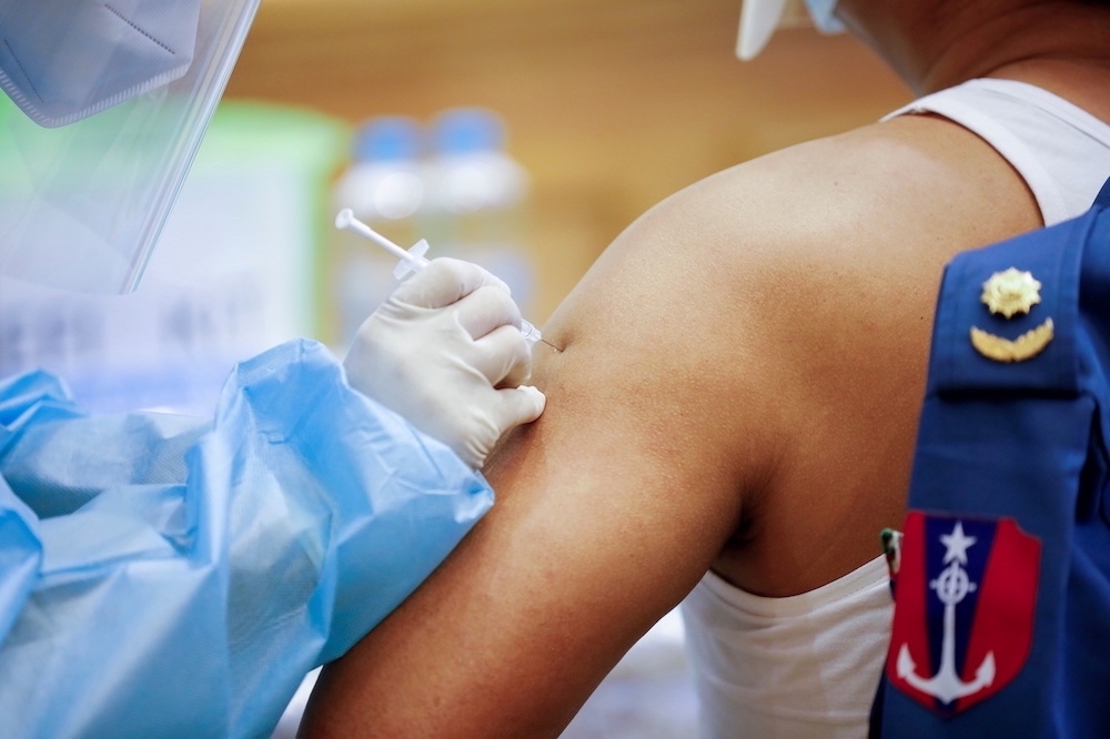 緬甸國會維安人員在首都奈比多施打阿斯特捷利康疫苗情形。（湯森路透）