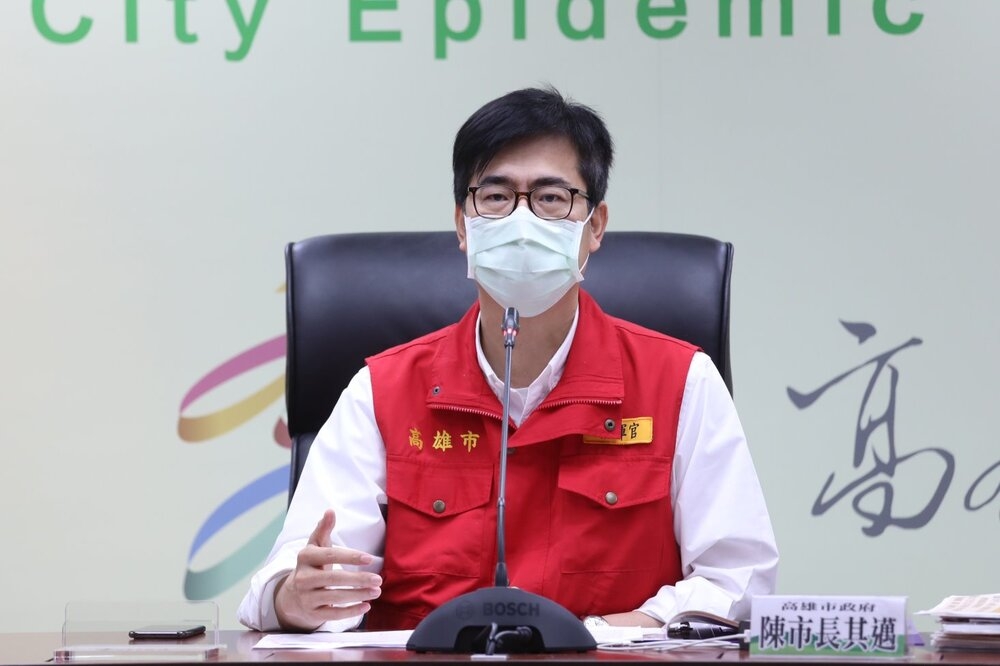 高雄市長陳其邁30日在記者會上回應律師林石猛的質疑表示，市府是在防疫專業上作考量。（取自陳其邁臉書）